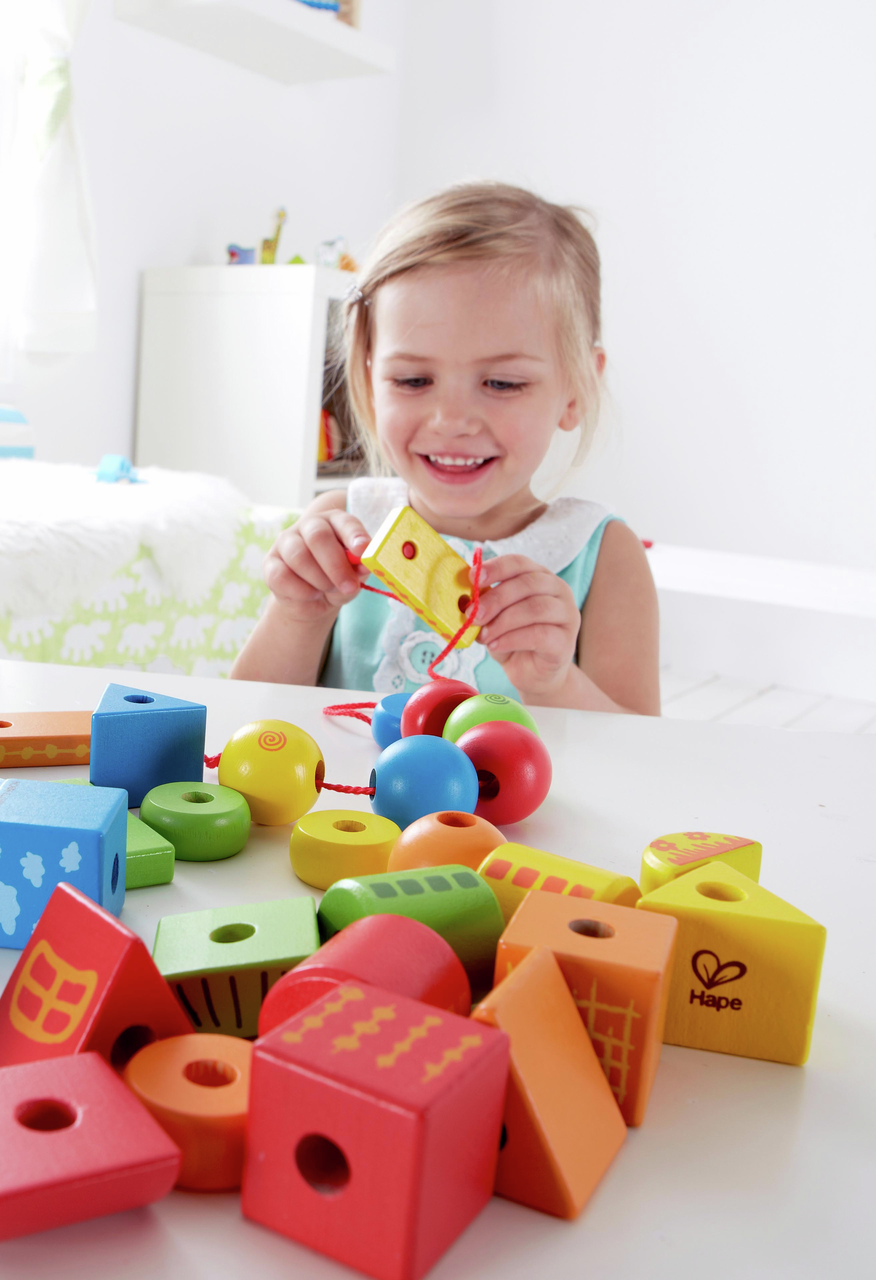 השחלת צורות על חוט - Hape