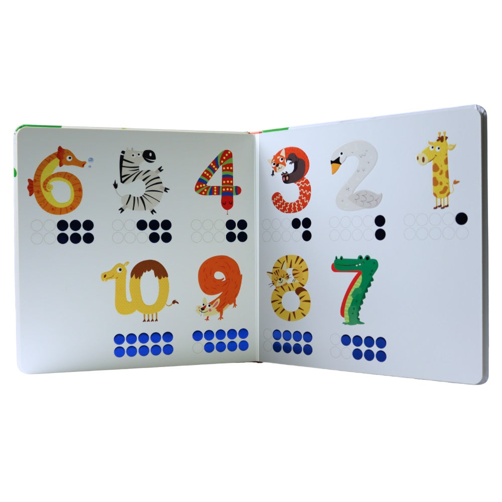 كتاب كبير لطفل صغير